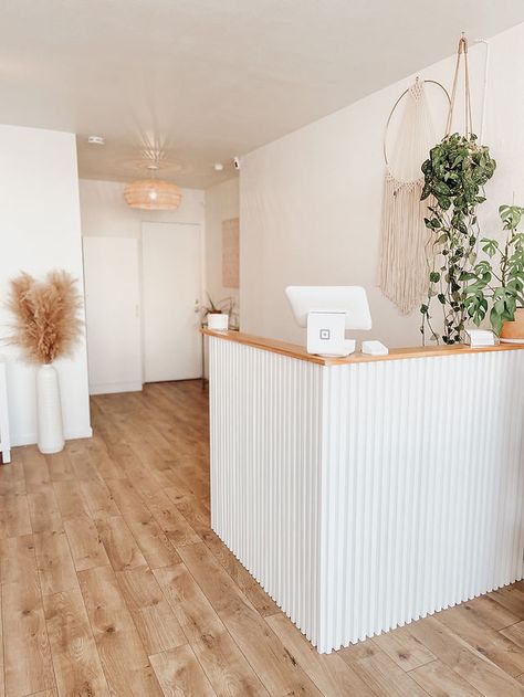 Boutique Reception Desk Interior Design, Boutique Office Space, Boho Checkout Counter, Boho Salon And Spa, Small Nail Salon Suite Ideas, Boho Medspa, Brow Station Set Up, Pilates Studio Front Desk, Spa Entryway Ideas