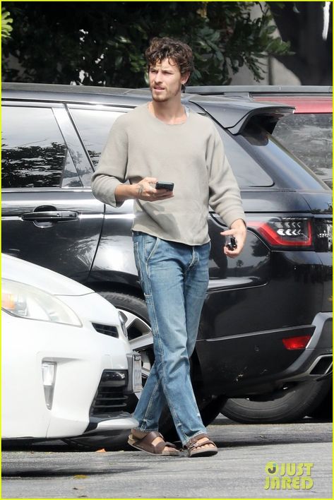 Shawn Mendes Jeans, Shawn Mendes Style, Shawn Mendes Shows, Shawn Mendes Wallpaper, Just Jared, Shawn Mendes, Running Errands, Celebrity News, New Look