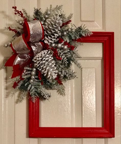 Picture Frame Door Hanger, Christmas Frame Decorations, Small Christmas Wreaths Diy, Christmas Picture Frame Ideas, Frame Wreath Christmas, Repurpose Picture Frames Diy, Picture Frame Christmas Decor, Picture Frame Wreaths, Frame Christmas Wreath