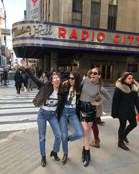 Haim Style Outfits, Haim Style Outfits Band, Haim Sisters Fashion, Alana Haim Style, Danielle Haim Style, Haim Sisters Style, Haim The Band, Haim Style, Haim Sisters