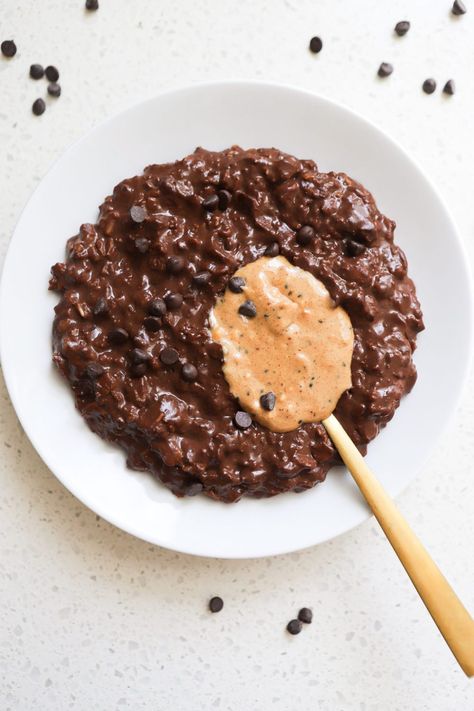 Brownie Oats Microwave, Healthy Stovetop Oatmeal, Brownie Oatmeal Recipes, Oatmeal Recipes Stovetop, Brownie Batter Oatmeal, Brownie Batter Oats, Aesthetic Overnight Oats, Oatmeal Stovetop, Brownie Oats