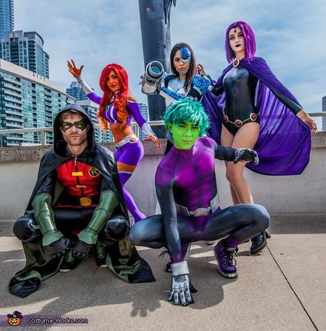 Robin And Raven Halloween Costume, Hallowen Costume Ideas For Groups, Hero And Villain Halloween Costumes, Anime Group Costumes, Teen Titans Halloween Costume Group, Raven And Robin Costume, Robin And Starfire Halloween Costume, Teen Titans Costume Group, Teen Titans Go Halloween Costumes