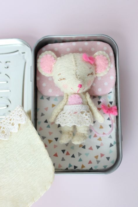 Little Mouse in a Tin. Hand sewn felt mouse with mattress pillow and blanket all inside a tin of Altoids. Hand Sewn Felt, Pillow And Blanket, Mint Tins, Operation Christmas Child, Little Mouse, Felt Mouse, Tin Toys, Mason Jar Diy, Sewing Toys