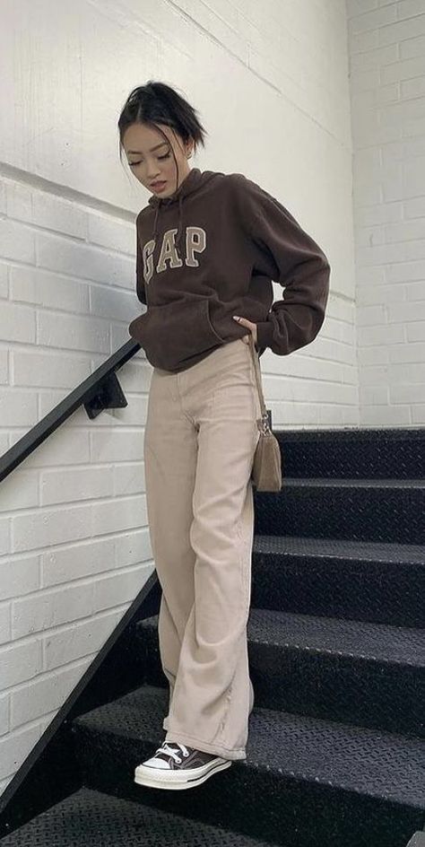 Cute Outfits With Cargo Pants, Neue Outfits, Brown Outfit, Tomboy Style Outfits, Winter Trends, Hoodie Outfit, Swaggy Outfits, Mode Inspo, Tomboy Fashion