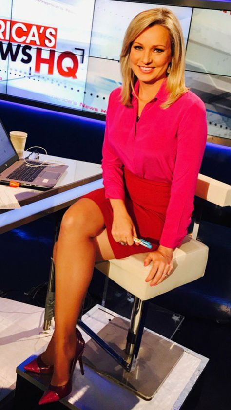 Sandra Smith Stockings Outfit Classy, Sandra Smith, Female News Anchors, Stockings Outfit, Pantyhose Fashion, Elizabeth Hurley, Police Women, Great Legs, Beauty Leg