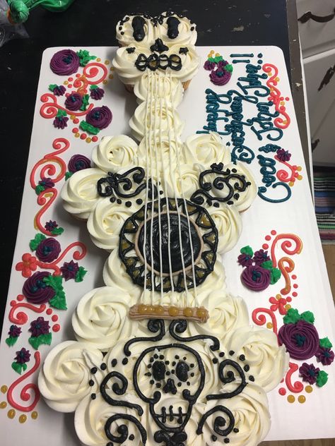 Coco cupcake guitar Dia De Los Muertos Party Ideas, Coco Birthday, Guitar Cake, Fiesta Birthday Party, Theme Tattoo, Fall Cakes, Fiesta Birthday, Fiesta Party, 3rd Birthday Parties