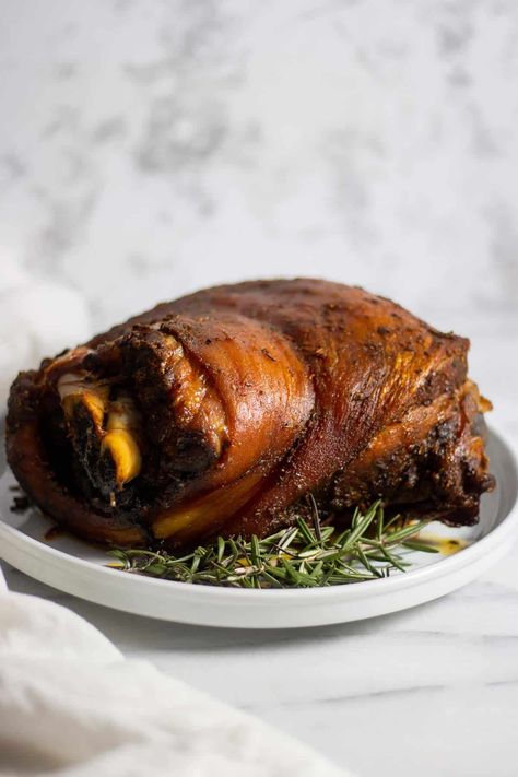 This Puerto Rican Pernil is pork made so tender that it falls of the bone. Made with that Latino flavor that makes everything taste amazing. Puerto Rican Pernil, Recetas Puertorriqueñas, Puerto Rican Dishes, Boricua Recipes, Cooking A Roast, Roasted Pork, Slow Roast, Puerto Rican Recipes, Fried Pork