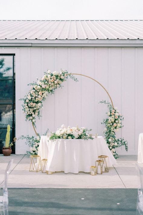 Sweetheart Table Circle Arch, Sweetheart Table Backdrop Ideas, Arch Sweetheart Table, Sweetheart Table Wedding Backdrop, Sweethearts Table, Wedding Bridal Table, Sweetheart Table Backdrop, Reception Couple, Floral Arch Wedding