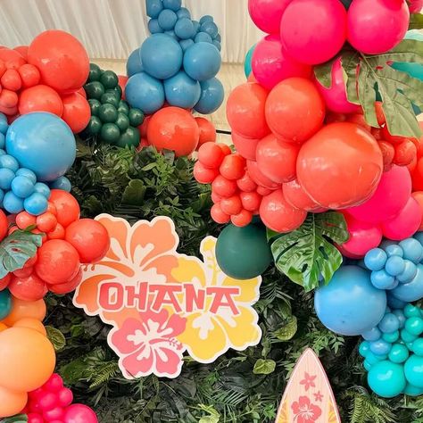 Online & in person training with Chantel Lord on Instagram: "Bringing all the ohana vibes to Mila birthday party 🌴☀️   Our foliage wall is our most hired out piece of kit! It’s sooo versatile and the quality is 10/10! 🙌🏻   You can hire this alone or with balloons, you can even collect it and set up yourself to save yourself on costs!   We talk a lot about training but we very much still do events week in week out 🌴☀️🥰 . . . . . . . . . . . . . . . . . . . . . . #balloons #balloongarland #balloons #palmtree #tikiparty #tikivibes #ohana #liloandstitch #theeventcollectivex #tropicalparty #foliagewall #summerparty #gardenparty #childrensparties" Ohana Party, Christening Themes, Foliage Wall, Talk A Lot, Tiki Party, Tropical Party, Childrens Party, Balloon Garland, Birthday Bash