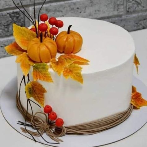 Fall Theme Cakes, Thanksgiving Sweets, Patisserie Fine, Simple Family Meals, Christmas Meals, Fondant Cake Designs, Thanksgiving Cakes, Cake Decorating With Fondant, Fall Cakes