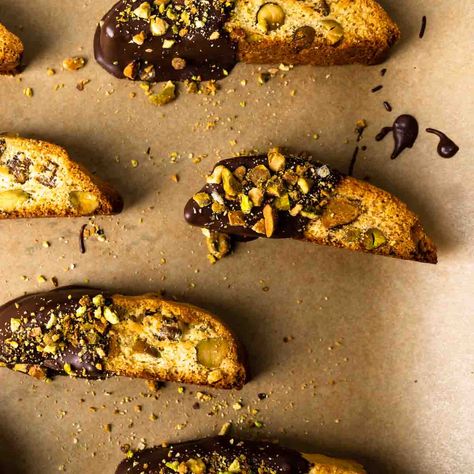 These pistachio biscotti are classic, twice-baked Italian cookies dipped in dark chocolate. Perfect for holidays, gifts or sweet treats! Pistachio Biscotti, Grinch Cookies, Pistachio Recipes, Homemade Gingerbread, Christmas Cookie Box, Pistachio Cookies, Biscotti Cookies, Biscotti Recipe, Twice Baked