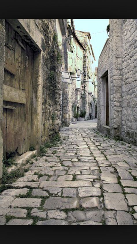 cobblestone street Cobblestone Streets Europe, Old Cobblestone Streets, Cobblestone Streets Aesthetic, Earthling Aesthetic, Cobblestone Painting, Cobblestone Drawing, Fantasy Novel Aesthetic, Buildings Idea, Silmarillion Aesthetic