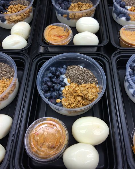 College Student Lunches On The Go, Yogurt Bowl Meal Prep, Yogurt Lunch Ideas, Meal Prep Yogurt Bowls, Lunch Yogurt Bowl, Yogurt Prep, Yogurt Protein Bowl, Yogurt Meal Prep, Healthy Snacks Yogurt Bowl