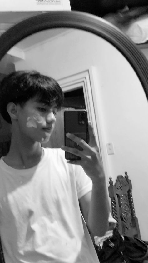 Black n white Fake Pictures Boy, Fake Pictures Boyfriend, Fake Boy Pics, Boys Mirror Selfie, Prank Bf, Bf Prank, Prank Boyfriend, Mirror Selfie Boy No Face Aesthetic