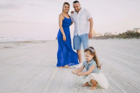 Family Picture Outfit Ideas for 2024 - Scents Universe Family Picture Outfit Ideas, Planning Outfits, Picture Outfit Ideas, Family Picture Outfits, Family Photo Shoot, Picture Outfits, Family Picture, Family Photoshoot, Family Pictures