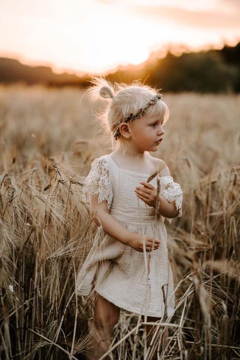 German Wedding, Toddler Photoshoot, Wedding Shooting, Fall Family Photo Outfits, Toddler Photos, Natural Wedding Photography, Toddler Photography, Wheat Field, Foto Baby