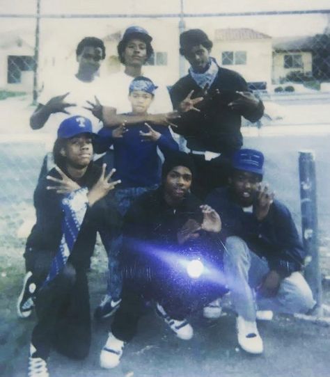 Crip Gang, 90s Rap Aesthetic, 90s Black Culture Aesthetic, Gang Life, Gangster Outfit, Old School Pictures, 80s Japan, Gang Culture, Men Fashion Photo