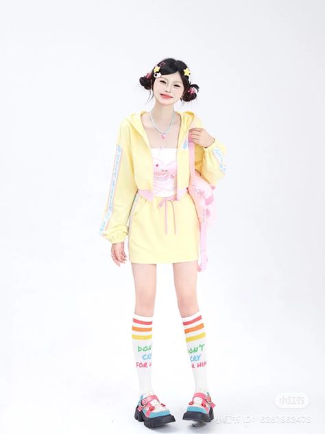 Fashion Trends Magazine, Outfits Pastel, Yellow Clothes, Monochromatic Outfit, Fashion Idol, Orange Outfit, Concept Clothing, Yellow Outfit, Japan Fashion