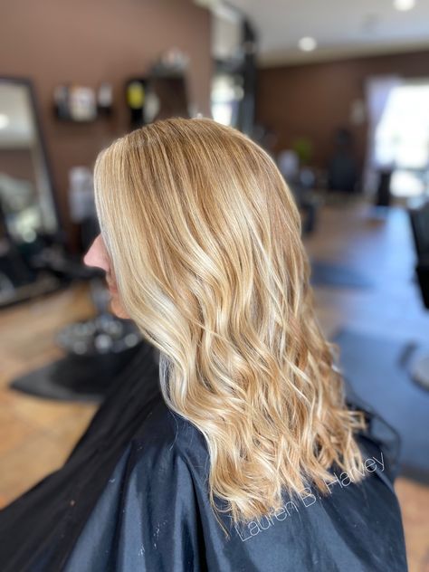 Golden Blonde Hair With Money Piece, Honey Blonde Hair With Money Piece, Strawberry Blonde With Money Piece, Blonde Highlights Money Piece, Gold Blonde Hair, Honey Blonde Balayage, Golden Blonde Highlights, Golden Blonde Hair, Money Piece