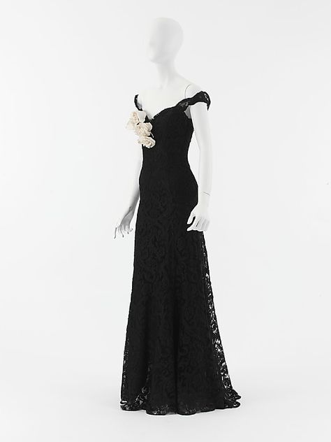 Evening dress Chanel, 1937-8 Chanel Evening Dress, 20s Dress, Vintage Evening Gowns, Moda Chanel, 1930's Fashion, Dress Chanel, House Of Chanel, 30s Fashion, Chanel Designer