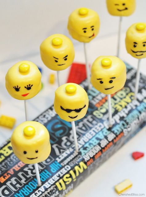 How to make Lego Cake Pops via CherishedBliss.com                                                                                                                                                      Más Cake Pop Receita, Cake Pops Ideas, Lego Cake Pops, Marshmallow Pops Recipe, Cake Lego, Cake Popsicles, Easter Marshmallow, Pops Cake, Cute Marshmallows