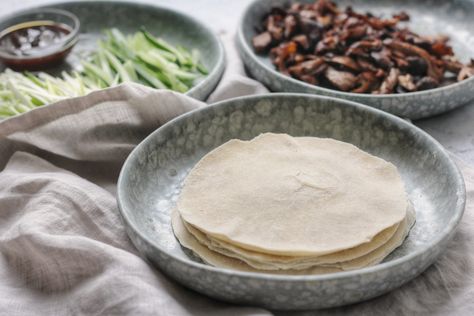 Chinese Duck Pancakes, Crispy Duck Pancakes, Chinese Pancakes Recipe, Steamed Pancakes, Asian Pancakes, Peking Duck Pancakes, Chinese Roast Duck, Chinese Lunch, Chinese Pancakes