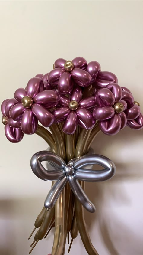 Flower Balloons Diy, Balloon Table Centerpieces, Balloon Bouquet Diy, Birthday Flowers Bouquet, Money Flowers, Balloon Crafts, Happy Birthday Wishes Cards, Candy Crafts, Balloon Gift