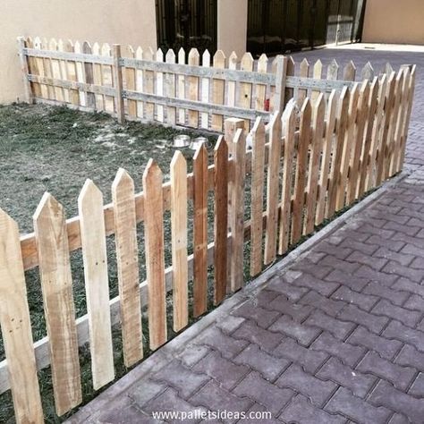 Pallet Picket Fence, Pallet Fence Diy, Wood Pallet Fence, Picket Fence Ideas, Wood Picket Fence, Picket Fences, Pallet Fence, Popular Diy, Diy Fence