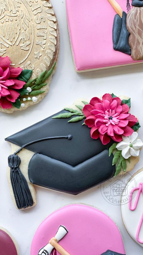 busyb.bakehouse on Instagram: It’s about damn time!💗🎓 ⠀ Graduation cap from @kaleidacuts Swivel from @lc_sweets ⠀ ⠀ ⠀ ⠀ ⠀ ⠀ #tamu #graduationcookies #gradcookies… Graduation Cookies Decorated 2023, Graduation Cap Cookies, Graduation Biscuits, School Cookies, Graduation Sugar Cookies Ideas, Floral Grad Cookies, Graduation Sugar Cookies, Graduation Cookies Decorated, Graduation Cookies 2024