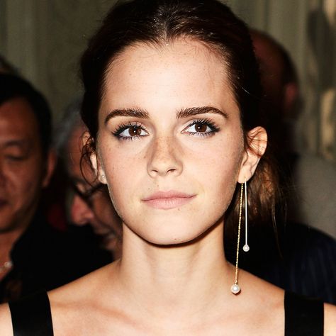 Mismatched Earrings Ideas, Red Carpet Earrings, Emma Watson Makeup, Earrings Outfit, Long Pearl Earrings, Celebrity Jewelry, Types Of Earrings, Asymmetrical Earrings, Earring Trends