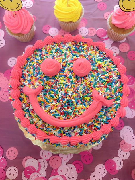 Smiley Face Pull Apart Cupcakes, Smile Face Cake, Smiley Face Cupcake Cake, Smiley Face Cupcakes, Smiley Face Birthday Cake, 16 Birthday Cake, Creative Birthday Cakes, 12th Birthday, No Bake Treats