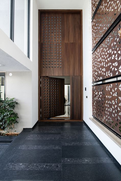 SASW | SHIVOHAM House Entrance Lobby Design, Office Landscape Design, Grand Entrance Door, Front Entrance Design, Oman Architecture, Entrance Lobby Design, Huge Door, Door Pattern, Bungalow Interiors