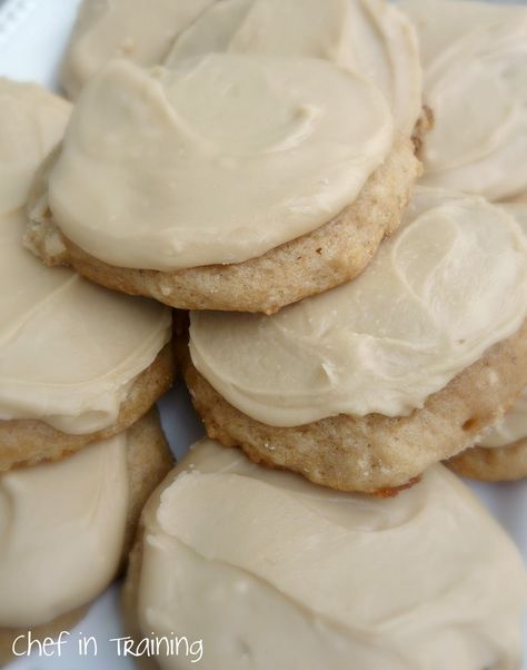 Applesauce Cookies with Caramel Frosting… the PERFECT fall cookie! An incredible flavor combo and the frosting is outrageously delicious! Cookies With Caramel, Applesauce Cookies, Caramel Frosting, Caramel Cookies, Yummy Sweets, How Sweet Eats, Eat Dessert, Cookie Desserts, Sweets Treats