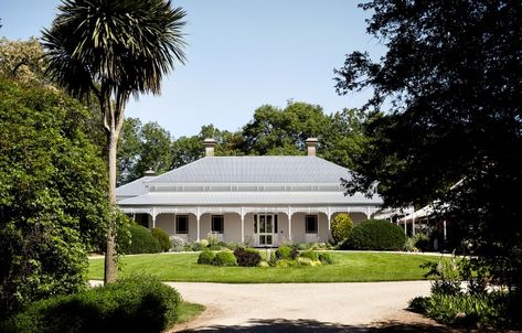 Wrap Around Verandah, Australian Homestead, Australian Country Houses, Victorian Homes Exterior, Queenslander House, Australian Country, Architecture Unique, Australia House, Homestead House