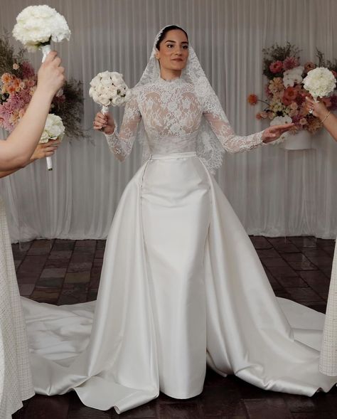 Princess Diaries Wedding Dress, Royal Wedding Dress Royalty, Lace Wedding Dress Modest, Kim Kardashian Wedding Dress, Slim Wedding Dresses, Ugly Wedding Dress, Mermaid Bridal Gowns, Short Bride, Plain Wedding Dress