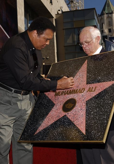 Muhammad Ali autographs his star Muhammad Ali Boxing, محمد علي, Mohamed Ali, Muhammed Ali, Sting Like A Bee, Boxing History, Photo Star, Mohammed Ali, Float Like A Butterfly