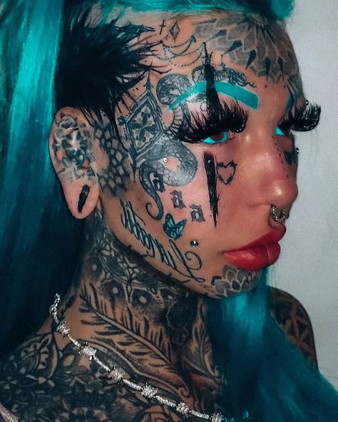 Amber Luke, Luke Show, Eyeball Tattoo, Throat Tattoo, Tattoed Girls, Women's Tattoo, Bad Relationship, Face Tattoos, Face Tattoo