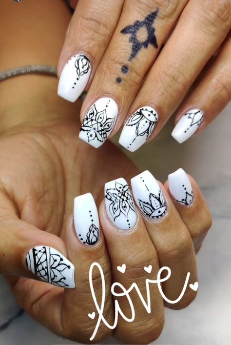 Nails With Henna Design, Mandala Nails Easy, Gel Nails With Stamps Art Designs, India Inspired Nail Art, India Nails Design, Henna Nails Design, Mandala Nail Designs, Henna Design Nails, Nail Tech Tattoo