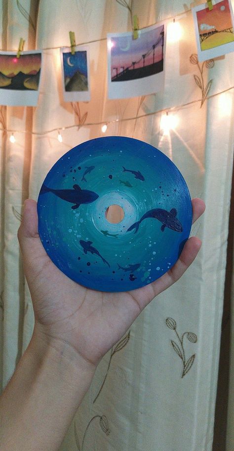 Vinyl Record Art Easy, Discs On Wall Aesthetic, Dvd Art Ideas, Old Cd Crafts Diy, Painting On Cds Aesthetic, Painted Cds Easy, Dvds Pintados, Dvd Drawing, Dvd Painting Ideas