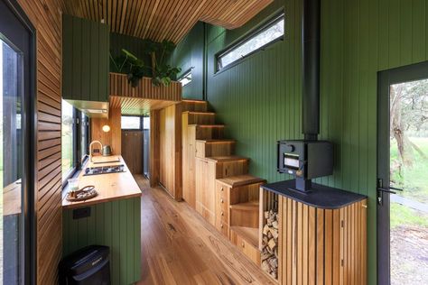 Tiny House Stairs Ideas, Japanese Style Tiny House, Interior Design Cottage, Cottage Bedroom Ideas, Small Condo Decorating, Barn Dominium, Cottage Kitchen Ideas, Frame Cabins, Houses On Wheels