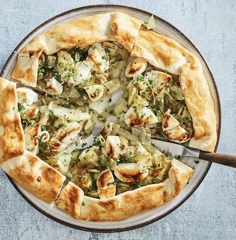 Leek And Potato Tart, Potato Leek Tart, Galette Savory, Spring Brunch Ideas, Potatoes And Leeks, Savory Bakes, Veggie Tart, Leek Tart, Bear Food