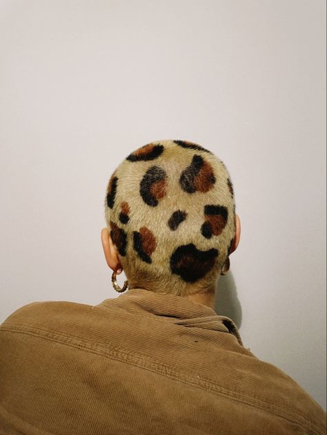 a girl photographed from the back with short hair that is dyed in a leopard style Leo Hair Color, Dye Buzzcut, Leopard Hairstyle, Leopard Hair Men, Leopard Hair Dye, Dyed Buzzcut Design, Leopard Buzzcut, Kanye Artwork, Bleached Buzzcut