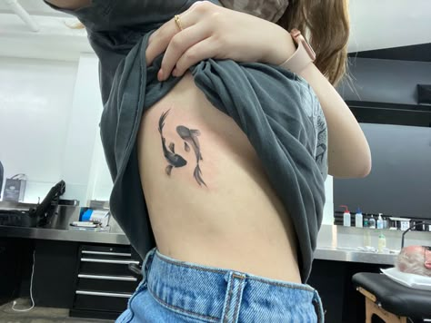 Sternum Koi Fish Tattoo, Coy Fish Collar Bone Tattoo, Koi Fish Tattoo On Ribs, Koi Fish Tattoo Side Ribs, Koi Rib Tattoo, Dragon Rib Tattoo Woman, Koi Fish Rib Tattoo, Coy Fish Tattoos, Goldfish Tattoo