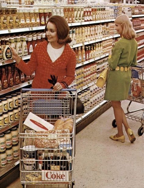 40 Vintage Photos Bring Back Supermarket Memories Through Decades ~ Vintage Everyday 1960s Aesthetic, Photoshoot Vintage, 60s Aesthetic, Americana Aesthetic, Vintage Mall, Vintage Americana, Grocery Stores, Retro Mode, 1960s Fashion