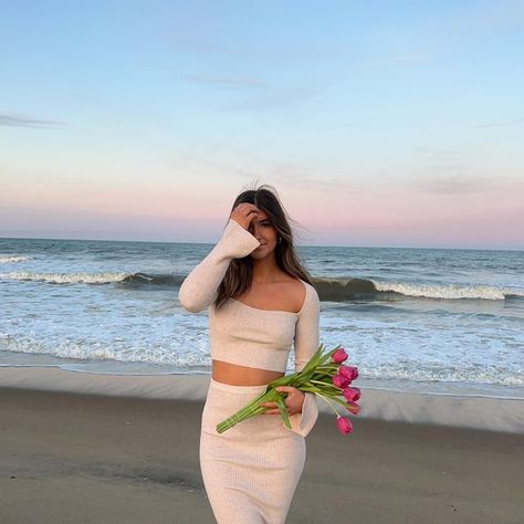 Birthday Beach Outfit Dresses, Beach Cozy Outfit, Beach Birthday Outfit Ideas, Picture Inspo Beach, Casual Beach Pictures, Spring Poses Photo Ideas, Beach Picnic Outfit Ideas, Aesthetic Beach Photos Idea, Summer Aesthetic Outfit Beach