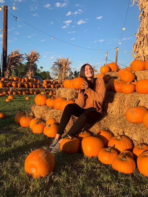 Pumpkin Patch Photography, Pumpkin Patch Photoshoot, Pumpkin Patch Pictures, Girl Gamer, Halloween Wallpaper Iphone Backgrounds, Pumpkin Pictures, Photo Recreation, Preppy Fall, Pumpkin Picking