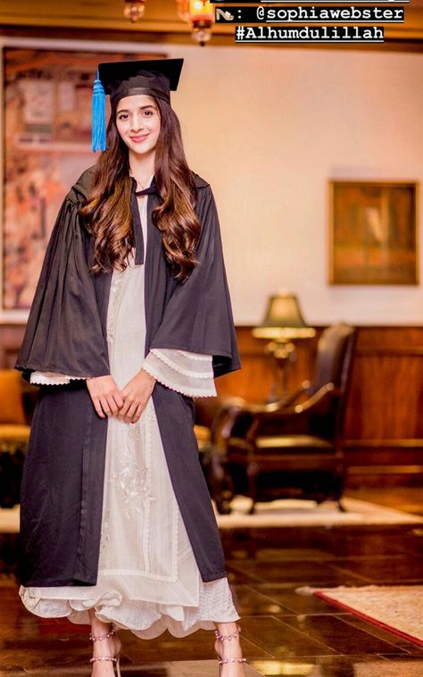 Convocation Dress Graduation, Graduation Dress Designs, Convocation Dress, Dresses For Graduation Ceremony, Convocation Outfit, Dress Design Pakistani, Mawra Hocane, Academia Aesthetic Outfit, Sarah Khan