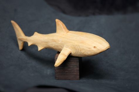 Shark Wood Carving, Wood Whittling For Beginners, Widdle Wood Ideas, Wood Carved Animals, Wood Carving Aesthetic, Wood Carving Ideas Beginner, Wood Carving Patterns Free, Beginner Wood Carving, Wooden Shark