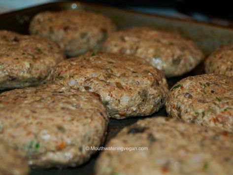 Meatless Meat, Meatless Burgers, Veggie Patties, Vegan Meat, Mushroom Burger, Cholesterol Lowering Foods, Vegetarian Burger, Diy Treats, Vegan Burger