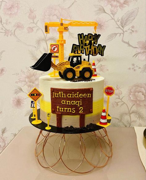 Excavator Cake Ideas, Escavatore Cake, Crane Cake Construction, Cake With Excavator, 3d Excavator Cake, Vanilla Construction Cake, Cakepops, Cake Inspiration, Custard